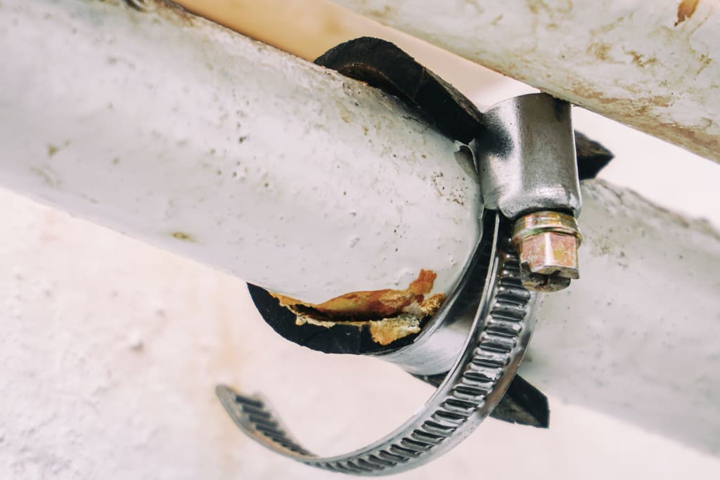 Comment colmater une fuite d'eau sous pression : mastic, ruban, collier 4 Colliers de réparation et manchons